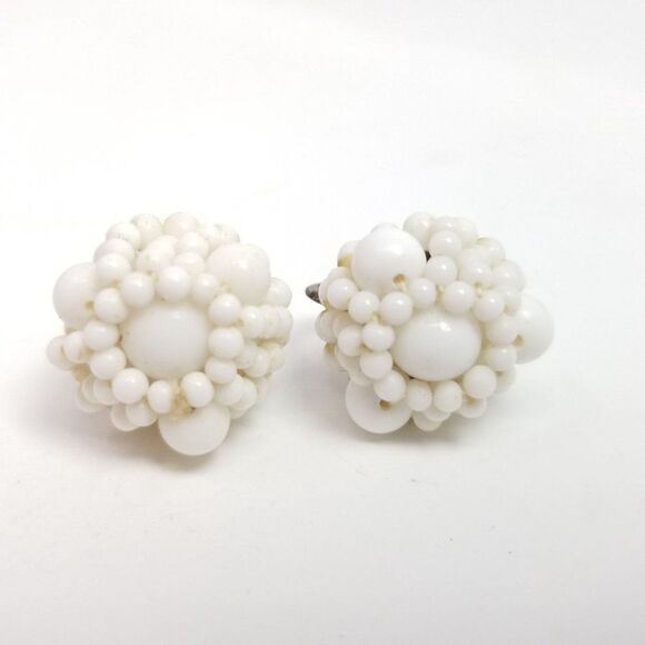 Vintage White Beaded Cluster Clip On Earrings, Floral Shape, Retro Estate - Picture 2 of 5
